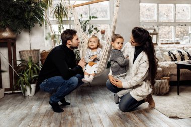 Dört kişilik genç bir aile evde eğleniyor. 