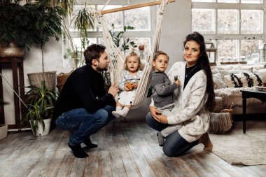 Dört kişilik genç bir aile evde eğleniyor. 