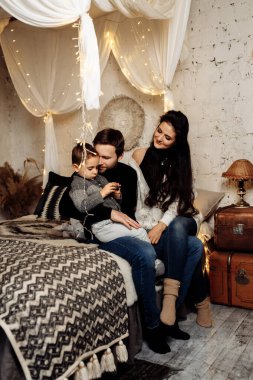 mutlu bir aile yatak odasında