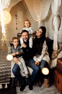 Dört kişilik genç bir aile evde eğleniyor. 