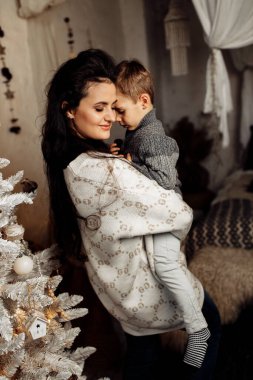 Genç, güzel anne ve oğlu Noel 'de evdeler.