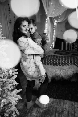 Anne Noel 'de oğlunu kucağında tutuyor.