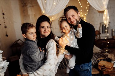  Mutlu aile Noel ağacının yanında.