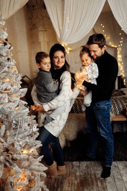  Mutlu aile Noel ağacının yanında.