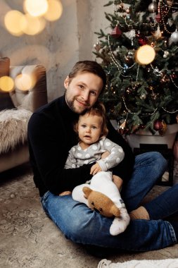 Mutlu baba ve oğul Noel süslemeli odada