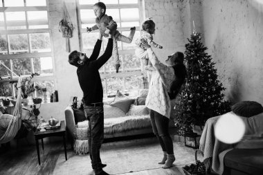 Mutlu bir aile Noel 'de evde eğleniyor. 