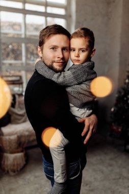 Genç baba ve çocuk evde. 