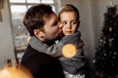 Baba ve oğul Noel süslemeli odada. 