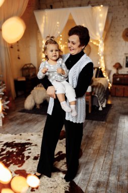 Torununun yanında mutlu bir anne ve anne. 