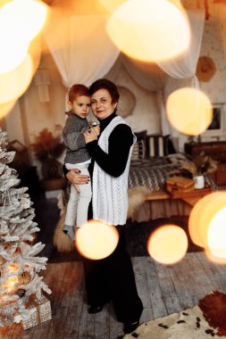 Mutlu bir anne ve odada bir çocuk. 