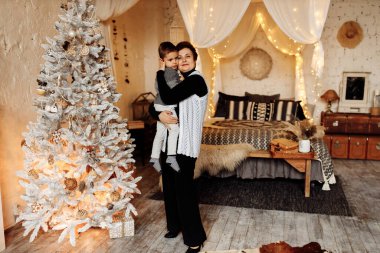 Mutlu bir anne ve odada bir çocuk. 