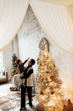 Mutlu bir anne ve odada bir çocuk. 