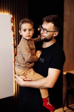 Baba ve oğul birlikte evde.