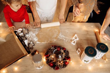 Aile Noel 'de zencefilli kurabiye pişiriyor.