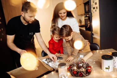 Mutfakta mutlu bir aile yemeği.