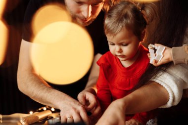 Genç baba ve kız evde eğleniyorlar. 