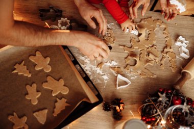 Aile Noel 'de zencefilli kurabiye pişiriyor.