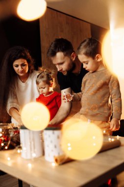 Mutlu aile kurabiyeleri evde mutfakta pişiriyor.