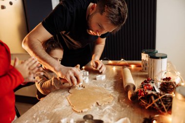 Baba ve kızı Kurabiye Pişirme