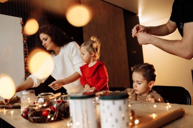 Mutlu aile yemekleri mutfakta.