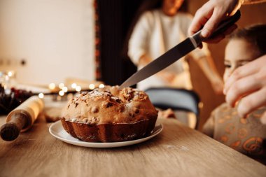 Pasta kesen adamın kırpılmış görüntüsü 