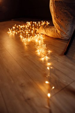 Altın ışıklı ve mumlu Noel arkaplanı