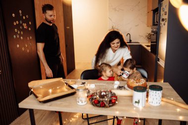 Çocukları olan genç çift mutfakta. 