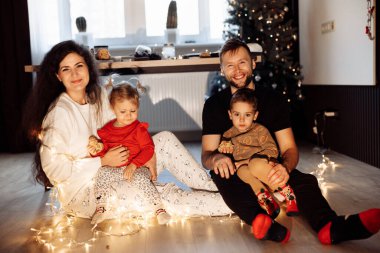 Genç ve mutlu bir aile Yılbaşı gecesi evde