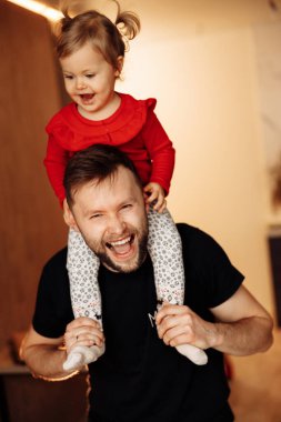 Mutlu baba ve kız odada.