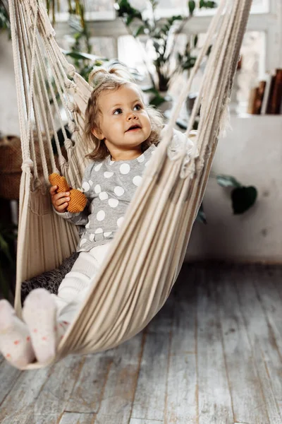 Маленька Дівчинка Розслабляється Гойдалках Вдома — стокове фото