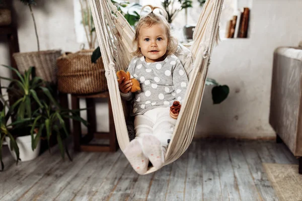 Маленька Дівчинка Розслабляється Гойдалках Вдома — стокове фото
