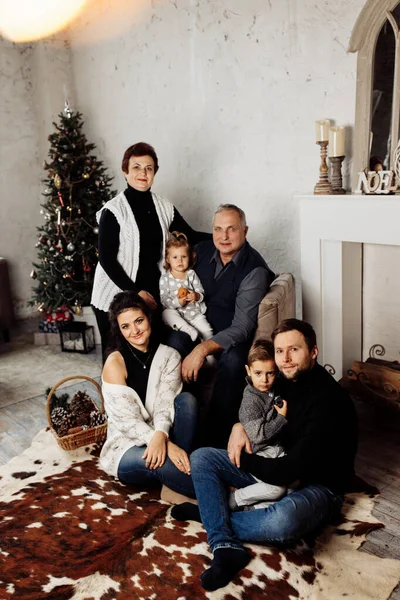 Portrét Šťastné Rodiny Pokoji Vánoce — Stock fotografie