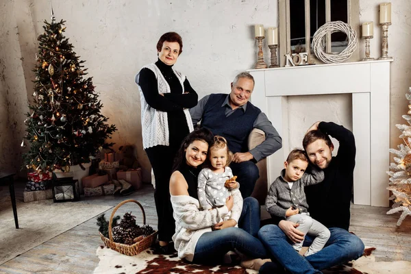 Noel Bir Odada Mutlu Bir Ailenin Portresi — Stok fotoğraf