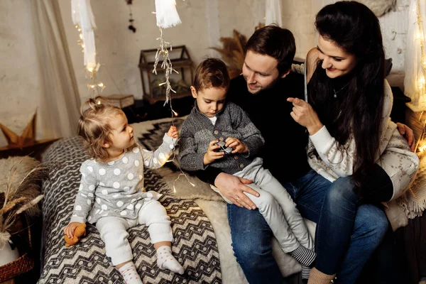 Genç ve mutlu bir aile Yılbaşı gecesi evde