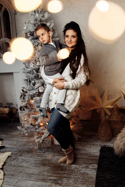 Moeder Houdt Haar Zoon Thuis Met Kerst — Stockfoto