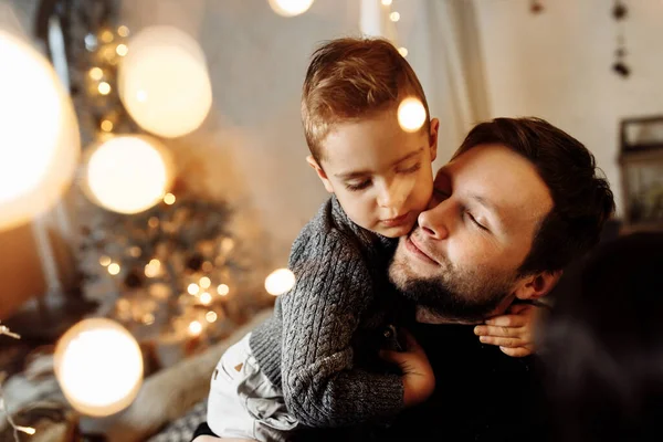 Vader Zoon Kerstversierde Kamer — Stockfoto