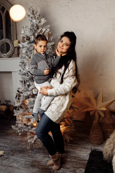 Mladá Krásná Matka Svým Synem Doma Vánoce — Stock fotografie