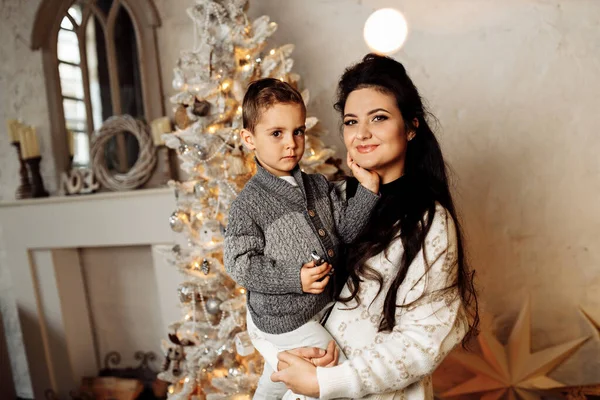 Jong Mooi Moeder Met Haar Zoon Thuis Kerstmis — Stockfoto