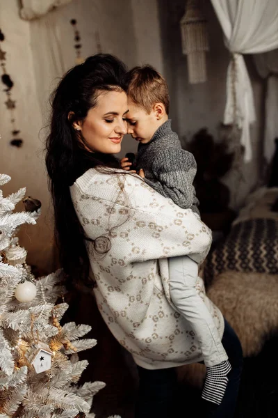 Genç, güzel anne ve oğlu Noel 'de evdeler.