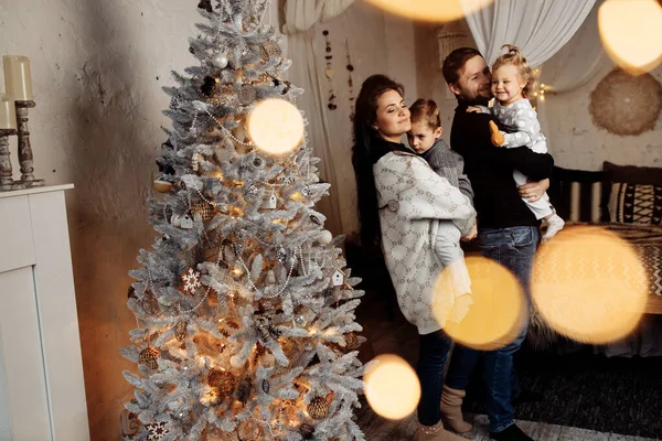Gelukkig Gezin Door Kerstboom Thuis — Stockfoto