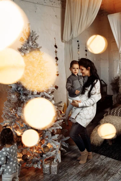 Moeder Houdt Haar Zoon Thuis Met Kerst — Stockfoto