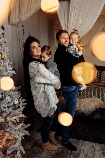 Mutlu Aile Noel Ağacının Yanında — Stok fotoğraf