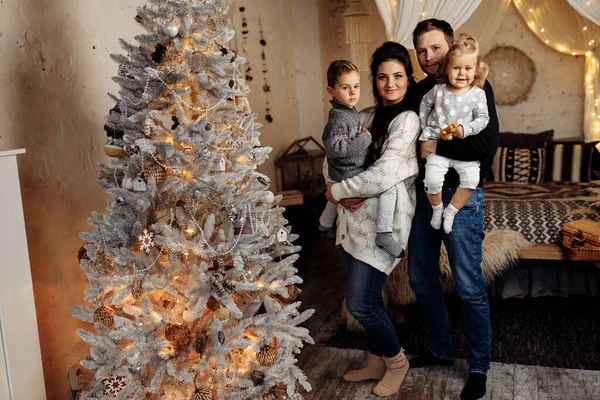 Šťastná Rodina Vánoční Stromeček Doma — Stock fotografie