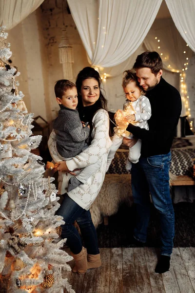  Mutlu aile Noel ağacının yanında.