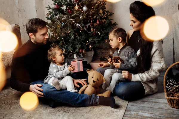 Šťastná Rodina Doma Vánoce — Stock fotografie