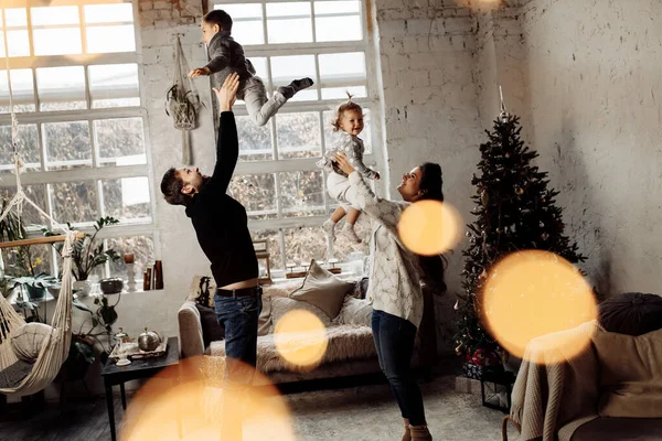 Šťastná Rodina Doma Vánoce — Stock fotografie