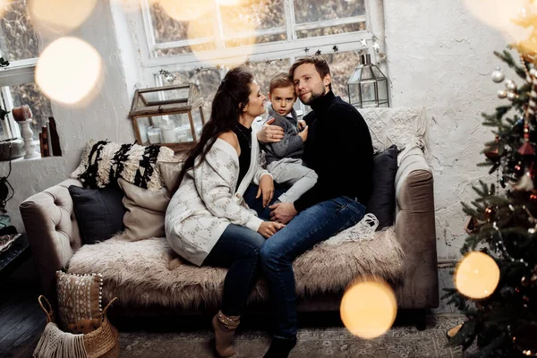 Mutlu Bir Aile Noel Dekore Edilmiş Kanepede — Stok fotoğraf