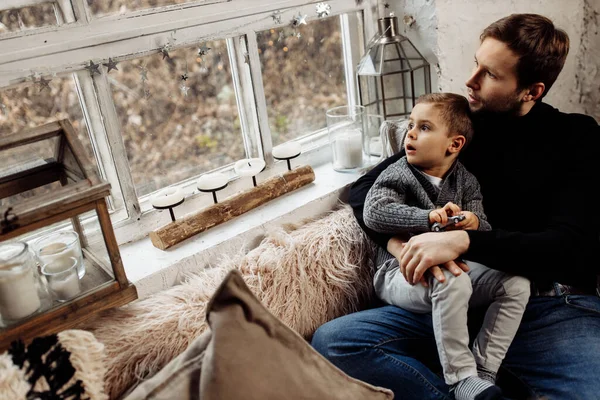 Vader Zoon Zitten Thuis Bank — Stockfoto