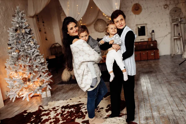 Evde Noel Süsleri Olan Mutlu Bir Aile — Stok fotoğraf