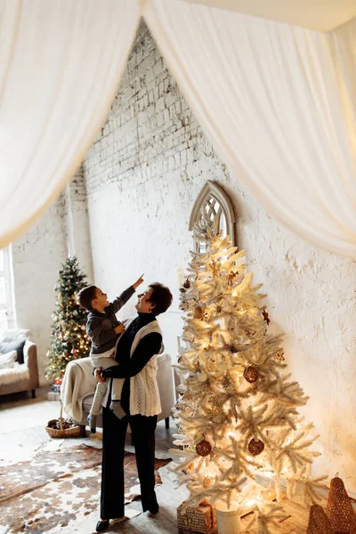 Mutlu bir anne ve odada bir çocuk. 